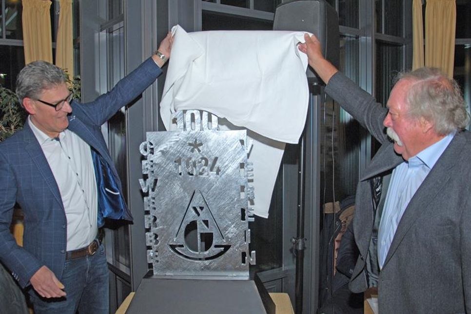 Knut Lindau (l). und der frühere Vereinsvorsitzende Willi Alpen enthüllen das fünfzehnte Objekt der Aktion „Pro Kunst“, mit dem Künstler Heiko Voss den 100. Vereinsgeburtstag gestalterisch aufgreift.
