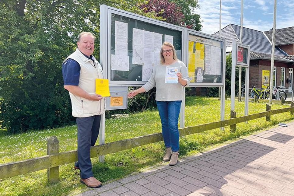 Ronald Lubczyk vom Seniorenbeirat und Annkathrin Stille, stellvertretende Dorfvorsteherin, vor dem neuen Briefkasten neben dem Museum in Pönitz.