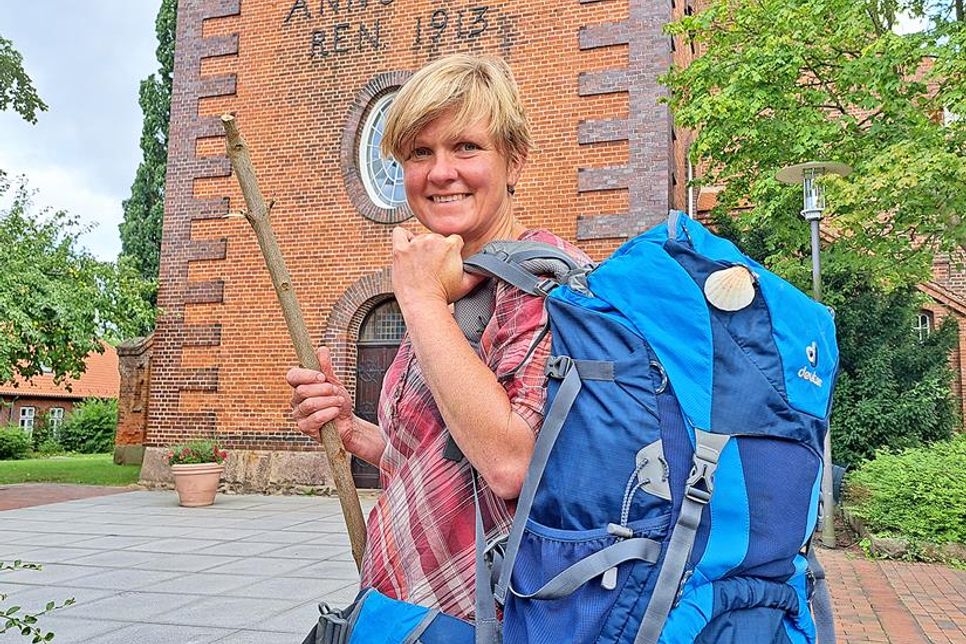 Pastorin Ute Parra hat schon mal den Rucksack gepackt und den Wanderstab zur Hand genommen. Sie lädt zum Pilgergottesdienst ein.