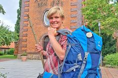 Pastorin Ute Parra hat schon mal den Rucksack gepackt und den Wanderstab zur Hand genommen. Sie lädt zum Pilgergottesdienst ein.