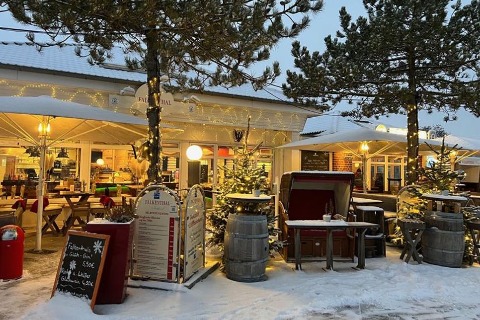 Kalte und heiße Getränke, Flammlachs, Live-Musik und mehr gibt es direkt an der Kurpromenade 6. Hier wird der Glüh-Container aufgebaut.