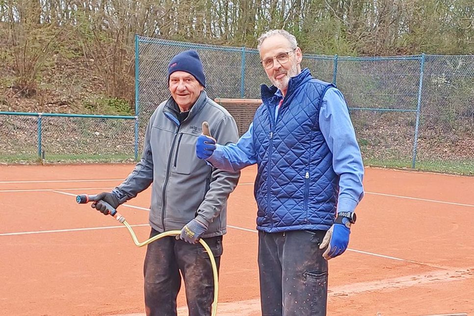 Platzwart Bernd Goldbach (links) und Thomas Weber (rechts) nochmal im gemeinsamen Einsatz.