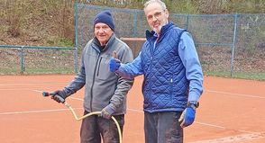 Platzwart Bernd Goldbach (links) und Thomas Weber (rechts) nochmal im gemeinsamen Einsatz.
