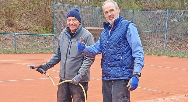 Platzwart Bernd Goldbach (links) und Thomas Weber (rechts) nochmal im gemeinsamen Einsatz.