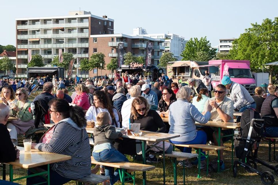 Verschiedene Streetfood-Anbieter aus der Region präsentieren auf der Wiese Uferstraße ihre leckeren Auf-die-Hand-Kreationen.