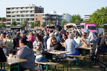 Verschiedene Streetfood-Anbieter aus der Region präsentieren auf der Wiese Uferstraße ihre leckeren Auf-die-Hand-Kreationen.