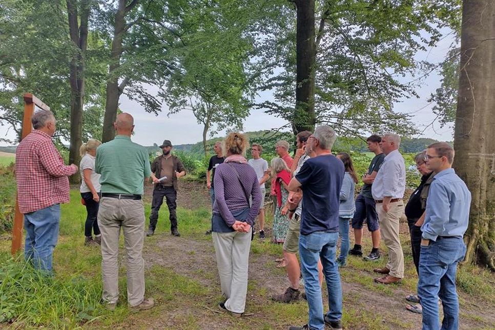 Im Rahmen des dritten KlimaDialogs besuchten die Teilnehmer den „Zukunftswald“ im Preetzer Klosterforst.