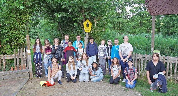 Die Klasse 5a hatte unter anderem an der WunderWeltWasser ein QR-Code-Schild und Tonskulpturen installiert.