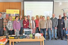 Zu einer gut zweistündigen Einweisung auf mögliche Stromausfälle und deren Folgen berieten die ASB-Ausbilder Jörg Brandt (rechs) und Udo Glauflügel (4.v.r.) ein zwanzigköpfiges interessiertes Publikum in den Räumen des ASB. Weitere Vorträge sind vorgesehe