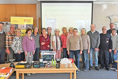 Zu einer gut zweistündigen Einweisung auf mögliche Stromausfälle und deren Folgen berieten die ASB-Ausbilder Jörg Brandt (rechs) und Udo Glauflügel (4.v.r.) ein zwanzigköpfiges interessiertes Publikum in den Räumen des ASB. Weitere Vorträge sind vorgesehe