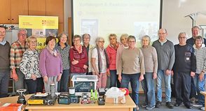Zu einer gut zweistündigen Einweisung auf mögliche Stromausfälle und deren Folgen berieten die ASB-Ausbilder Jörg Brandt (rechs) und Udo Glauflügel (4.v.r.) ein zwanzigköpfiges interessiertes Publikum in den Räumen des ASB. Weitere Vorträge sind vorgesehe