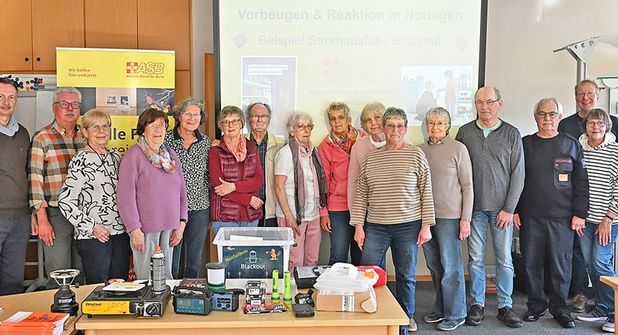 Zu einer gut zweistündigen Einweisung auf mögliche Stromausfälle und deren Folgen berieten die ASB-Ausbilder Jörg Brandt (rechs) und Udo Glauflügel (4.v.r.) ein zwanzigköpfiges interessiertes Publikum in den Räumen des ASB. Weitere Vorträge sind vorgesehe
