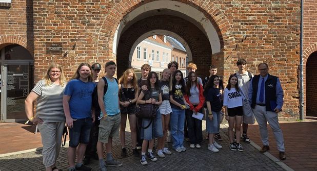 Bürgermeister Mirko Spieckermann begrüßte die internationale Gruppe der Gedenkstätte Ahrensbök und kam mit ihr über das aktuelle Gedenken und das geplante Cap-Arcona-Dokumentationszentrum ins Gespräch.