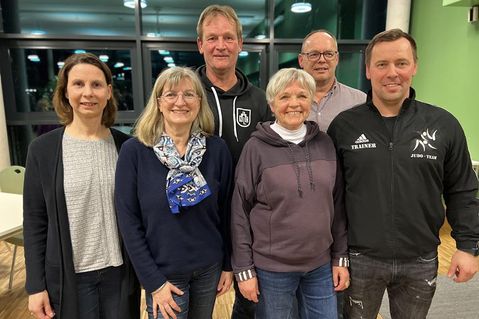 Der Vorstand mit der neuen Kassenwartin Mandy Richter, Beisitzerin Silke Schnell, 1. Vorsitzenden Roland Luckow, 2. Vorsitzenden Thea Niemann, ehemaligem Kassenwart Guido Nachtweih und Jugendwart Chris Stühmer (v. lks.). Nicht auf dem Foto sind Beisitzerin Sandra Hartmann und Schriftwart Michael Konrad.