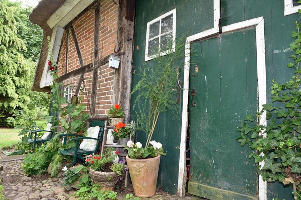 Die Türen zur Diele werden geöffnet – hier und im Katengarten verspricht die Caféteria köstliche Torten und gemütliches Beisammensein.
