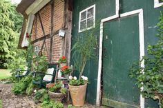 Die Türen zur Diele werden geöffnet – hier und im Katengarten verspricht die Caféteria köstliche Torten und gemütliches Beisammensein.