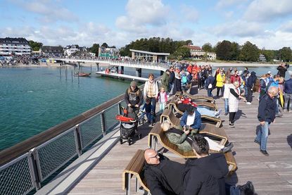 Im Anschluss an die offizielle Eröffnung strömten hunderte Besucherinnen und Besucher auf die Seebrücke und nahmen sie in Augenschein.