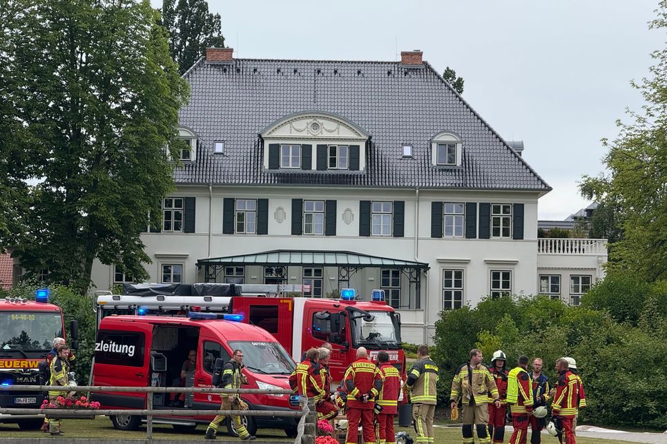 Wegen eines Feuers auf dem Gut Immenhof in Malente waren zahlreiche Einsatzkräfte vor Ort.