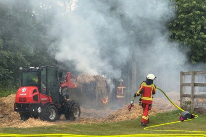 Noch glimmendes Stroh wurde aus dem Strohlager geholt.