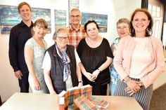 Bibelübergabe an die Voß-Schule (v.l.): Jannika Peters und Jan-Ole Wiechmann sowie Renate Kastenbauer, Werner Guderjan, Katharina Höft, Pastorin Kirsten Rasmussen und Pröpstin Christine Halisch vom Vorstand der Eutiner Bibelgesellschaft.