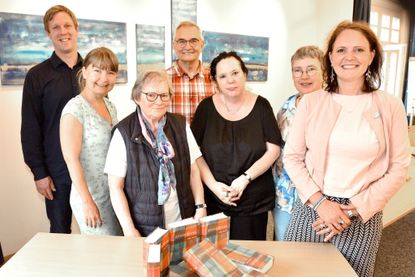 Bibelübergabe an die Voß-Schule (v.l.): Jannika Peters und Jan-Ole Wiechmann sowie Renate Kastenbauer, Werner Guderjan, Katharina Höft, Pastorin Kirsten Rasmussen und Pröpstin Christine Halisch vom Vorstand der Eutiner Bibelgesellschaft.