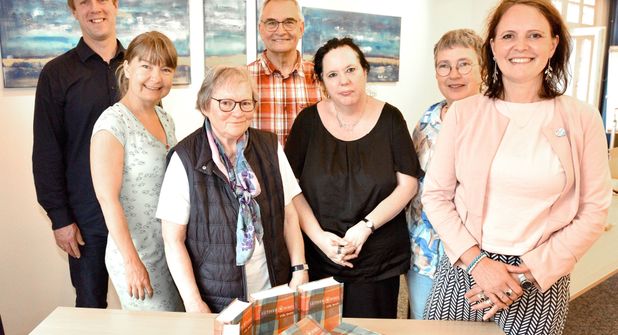Bibelübergabe an die Voß-Schule (v.l.): Jannika Peters und Jan-Ole Wiechmann sowie Renate Kastenbauer, Werner Guderjan, Katharina Höft, Pastorin Kirsten Rasmussen und Pröpstin Christine Halisch vom Vorstand der Eutiner Bibelgesellschaft.