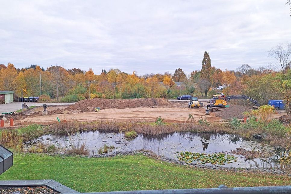 Am Standort in der Ohmstraße in Eutin entsteht derzeit ein moderner Neubau der Brandes GmbH, der dringend benötigte zusätzliche Büro- und Lagerflächen schafft.