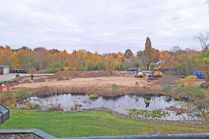 Am Standort in der Ohmstraße in Eutin entsteht derzeit ein moderner Neubau der Brandes GmbH, der dringend benötigte zusätzliche Büro- und Lagerflächen schafft.