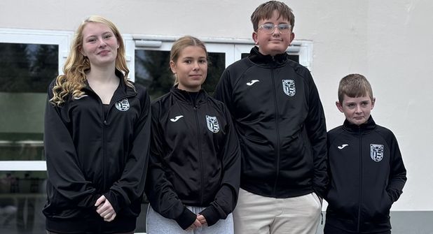 Jugendwartin Lisa Forman mit den Jungschützen Liah Danielczyk, Matteo Stark und Stian Funke.