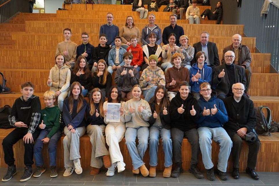 Einige der teilnehmenden Schülerinnen und Schüler mit den MINT-Lehrkräften und Rotariern bei der „Kick-Off-Veranstaltung“.