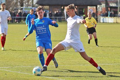 Lennart Jenssen (links) erzielte in Neumünster das 2:0 für Eutin 08.