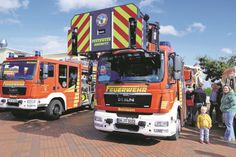 Großes Interesse an den Fahrzeugen der Feuerwehr Grömitz: Zahlreiche Besucher nutzten die Gelegenheit, die Einsatzfahrzeuge aus nächster Nähe zu besichtigen und mit den Einsatzkräften ins Gespräch zu kommen.