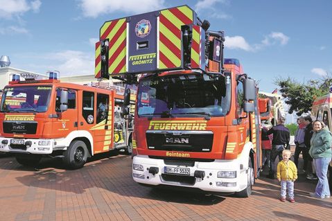 Großes Interesse an den Fahrzeugen der Feuerwehr Grömitz: Zahlreiche Besucher nutzten die Gelegenheit, die Einsatzfahrzeuge aus nächster Nähe zu besichtigen und mit den Einsatzkräften ins Gespräch zu kommen.