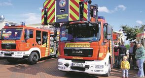 Großes Interesse an den Fahrzeugen der Feuerwehr Grömitz: Zahlreiche Besucher nutzten die Gelegenheit, die Einsatzfahrzeuge aus nächster Nähe zu besichtigen und mit den Einsatzkräften ins Gespräch zu kommen.