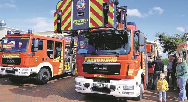 Großes Interesse an den Fahrzeugen der Feuerwehr Grömitz: Zahlreiche Besucher nutzten die Gelegenheit, die Einsatzfahrzeuge aus nächster Nähe zu besichtigen und mit den Einsatzkräften ins Gespräch zu kommen.