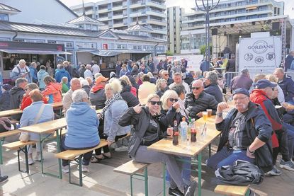 Gemeinschaft, Freude und gute Laune prägten den Tag: Viele Menschen kamen auf dem Seebrückenvorplatz zusammen, um das 140-jährige Bestehen der Feuerwehr Grömitz zu feiern.