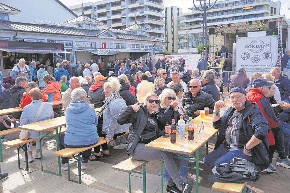 Gemeinschaft, Freude und gute Laune prägten den Tag: Viele Menschen kamen auf dem Seebrückenvorplatz zusammen, um das 140-jährige Bestehen der Feuerwehr Grömitz zu feiern.