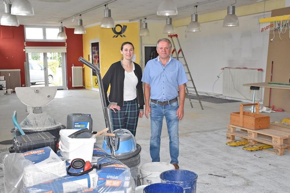 Janina Hörmann und Stiefvater Heinrich Müller haben noch viel Arbeit vor sich, bevor am 10. September die Post um im November das ganze Ladengeschäft eröffnen können.