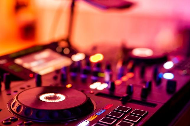 Abends gibt es Musik vom DJ, die zum gemeinsamen Tanzen und Feiern einlädt.