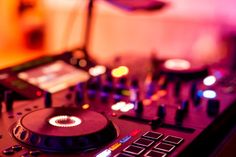 Abends gibt es Musik vom DJ, die zum gemeinsamen Tanzen und Feiern einlädt.