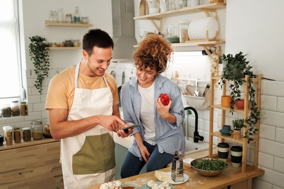Kochen macht Spaß. Wer kreative Ideen für ein Gericht oder Tipps zur richtigen Würze benötigt, informiert sich digital. Foto: DJD/Südwestdeutsche Salzwerke/Getty Images/mixetto