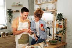 Kochen macht Spaß. Wer kreative Ideen für ein Gericht oder Tipps zur richtigen Würze benötigt, informiert sich digital. Foto: DJD/Südwestdeutsche Salzwerke/Getty Images/mixetto