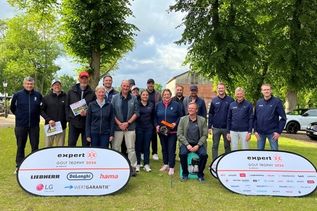 Siegerfoto mit den Gewinnern und (vorne lks.) Spielführer Thomas Kühne sowie dem Expert-Team (v. re.) Norman Bock, Peter Meineke, Phillipp Meineke und André Köllner.