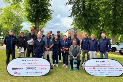 Siegerfoto mit den Gewinnern und (vorne lks.) Spielführer Thomas Kühne sowie dem Expert-Team (v. re.) Norman Bock, Peter Meineke, Phillipp Meineke und André Köllner.