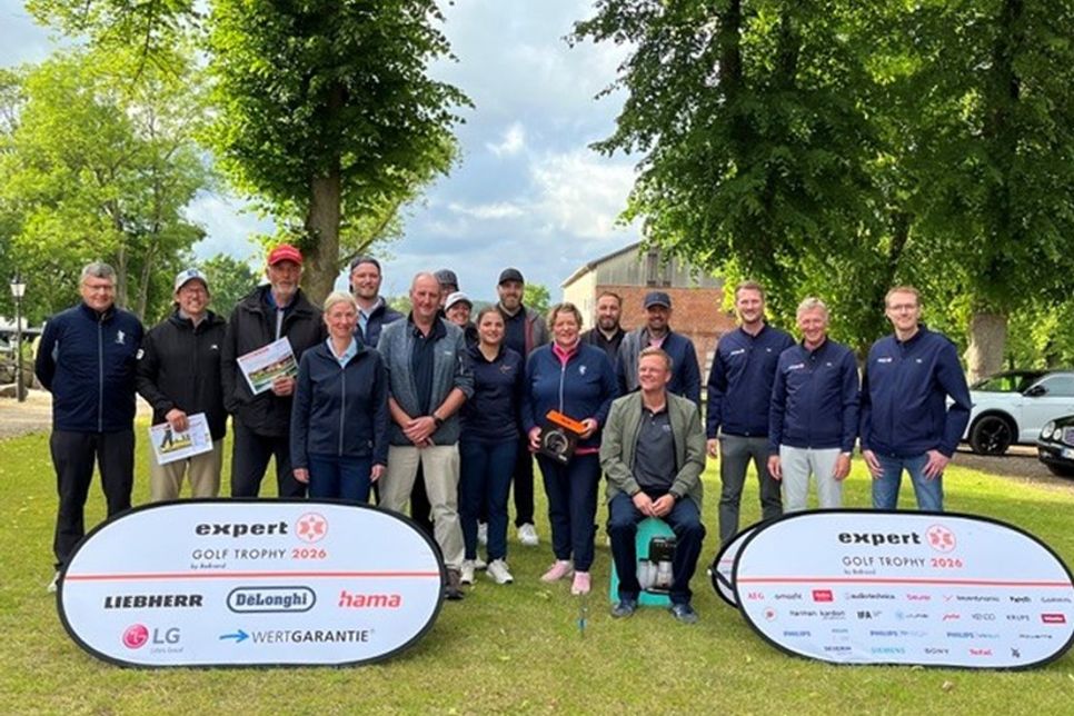 Siegerfoto mit den Gewinnern und (vorne lks.) Spielführer Thomas Kühne sowie dem Expert-Team (v. re.) Norman Bock, Peter Meineke, Phillipp Meineke und André Köllner.