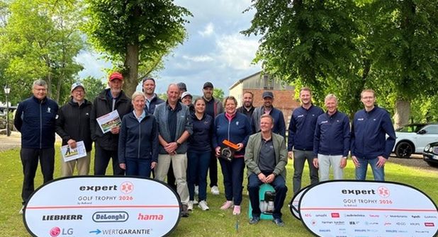 Siegerfoto mit den Gewinnern und (vorne lks.) Spielführer Thomas Kühne sowie dem Expert-Team (v. re.) Norman Bock, Peter Meineke, Phillipp Meineke und André Köllner.