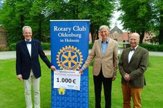 Spendenübergabe auf dem Gutsgelände Hasselburg mit Rotary Präsident Hannes Wendroth, Dr. Constantin Stahlberg und Rotarier Sophus Theophile (v. lks.).