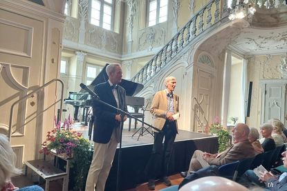 Dankesworte im Barocksaal Gut Hasselburg: Rotary Präsident Hannes Wendroth und Dr. Constantin Stahlberg (v. lks.).