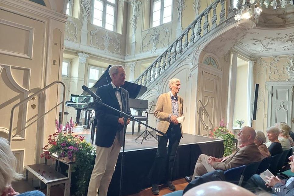 Dankesworte im Barocksaal Gut Hasselburg: Rotary Präsident Hannes Wendroth und Dr. Constantin Stahlberg (v. lks.).