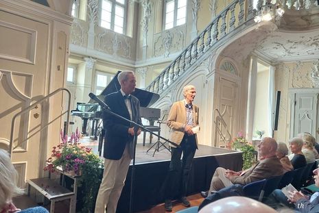 Dankesworte im Barocksaal Gut Hasselburg: Rotary Präsident Hannes Wendroth und Dr. Constantin Stahlberg (v. lks.).